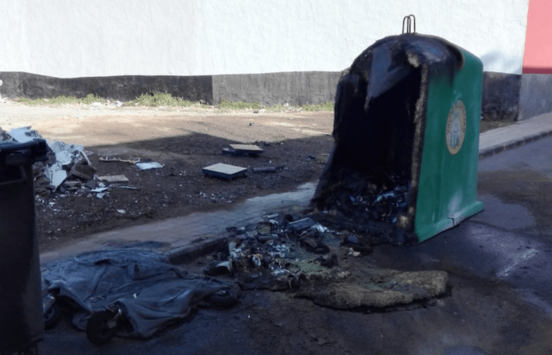 El fuego calcinó por completo dos contenedores y afectó a otros tres (Foto TA)